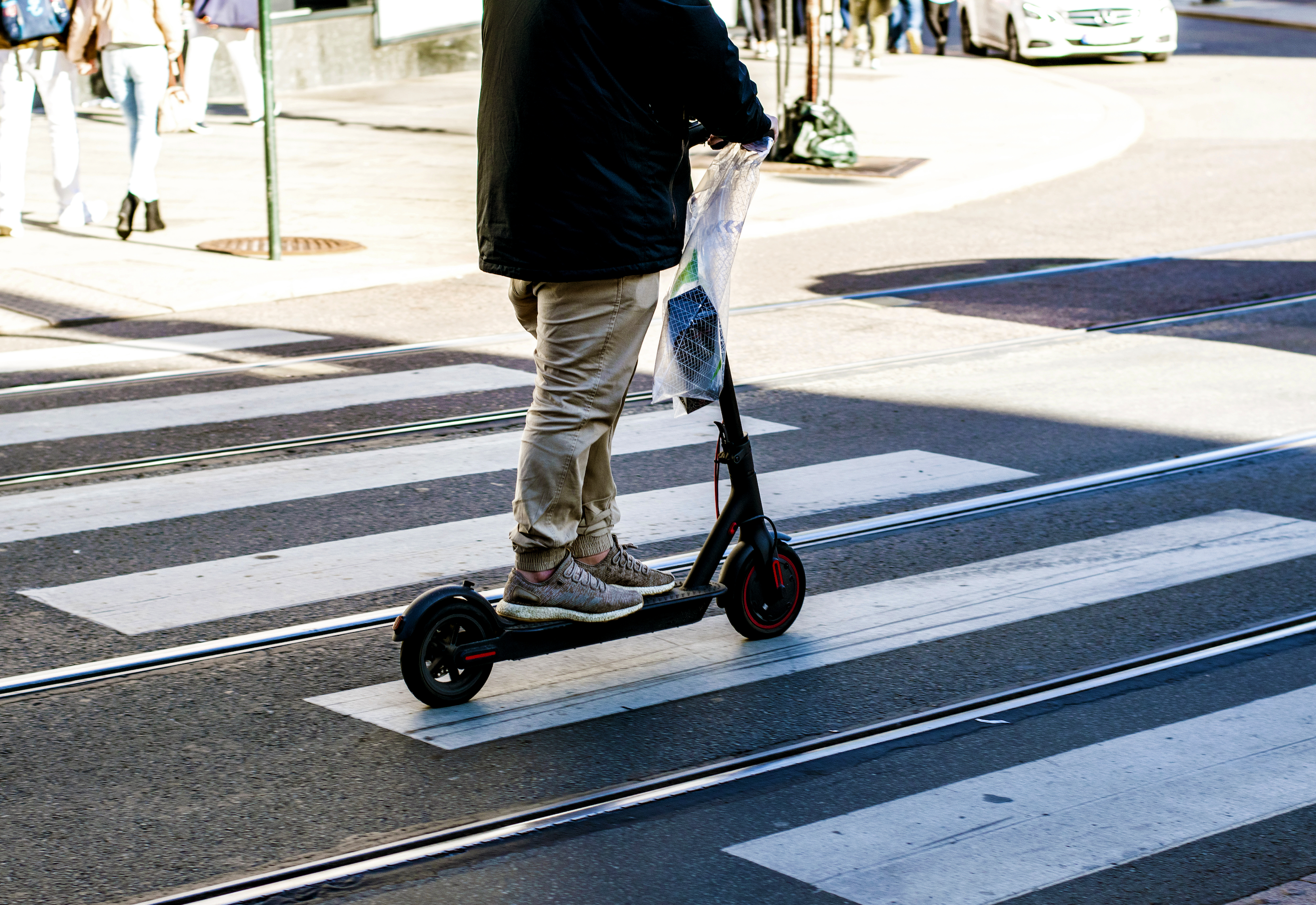Un impiegato si sposta utilizzando uno scooter elettrico, riducendo il suo impatto ambientale