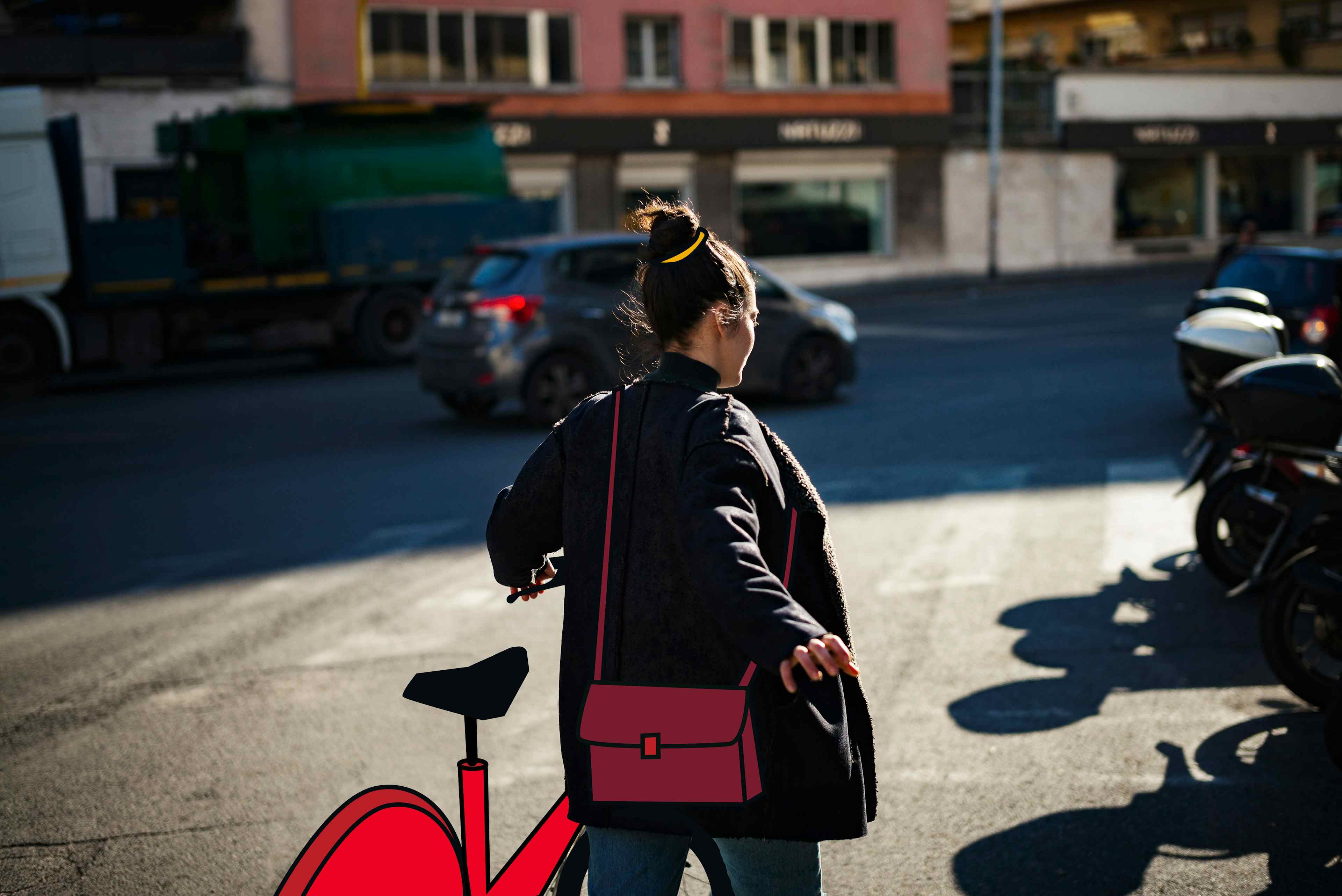 Une employée marche dans la rue avec son vélo rouge à la main à côté d'elle 