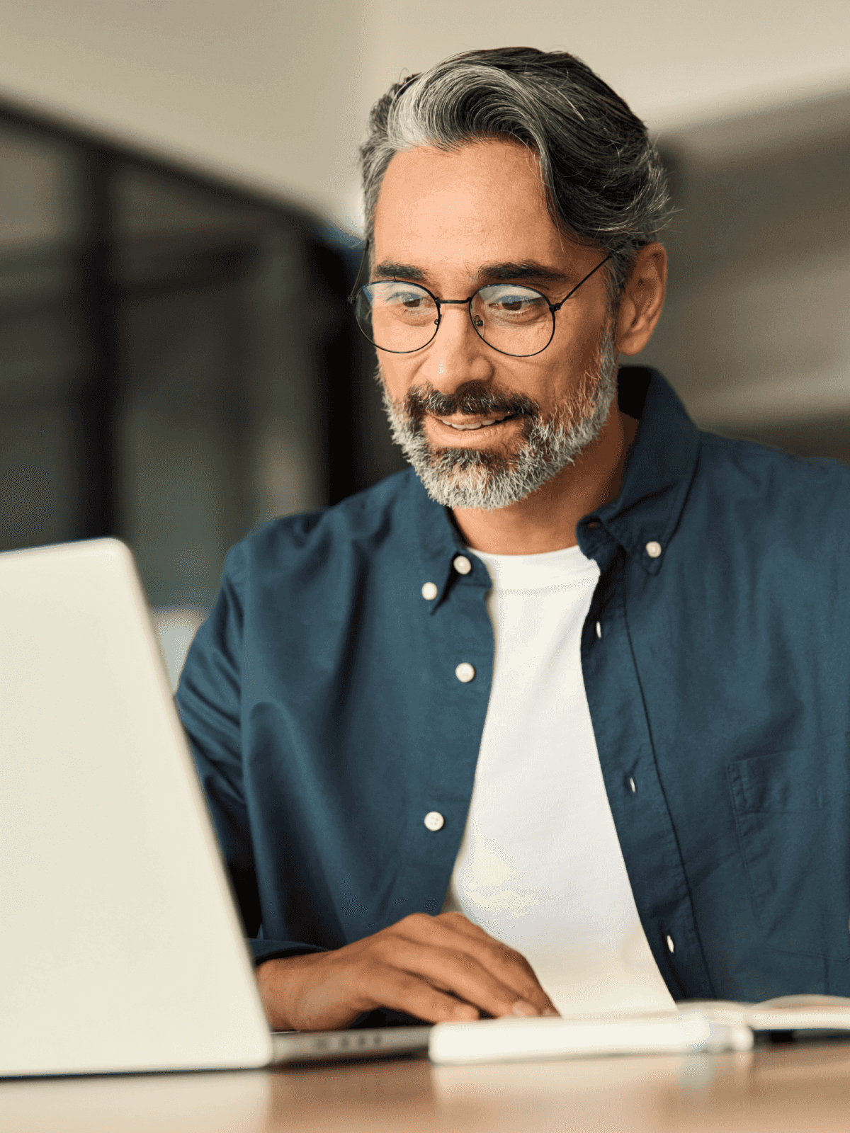 Hombre en una oficina, mirando su tablet