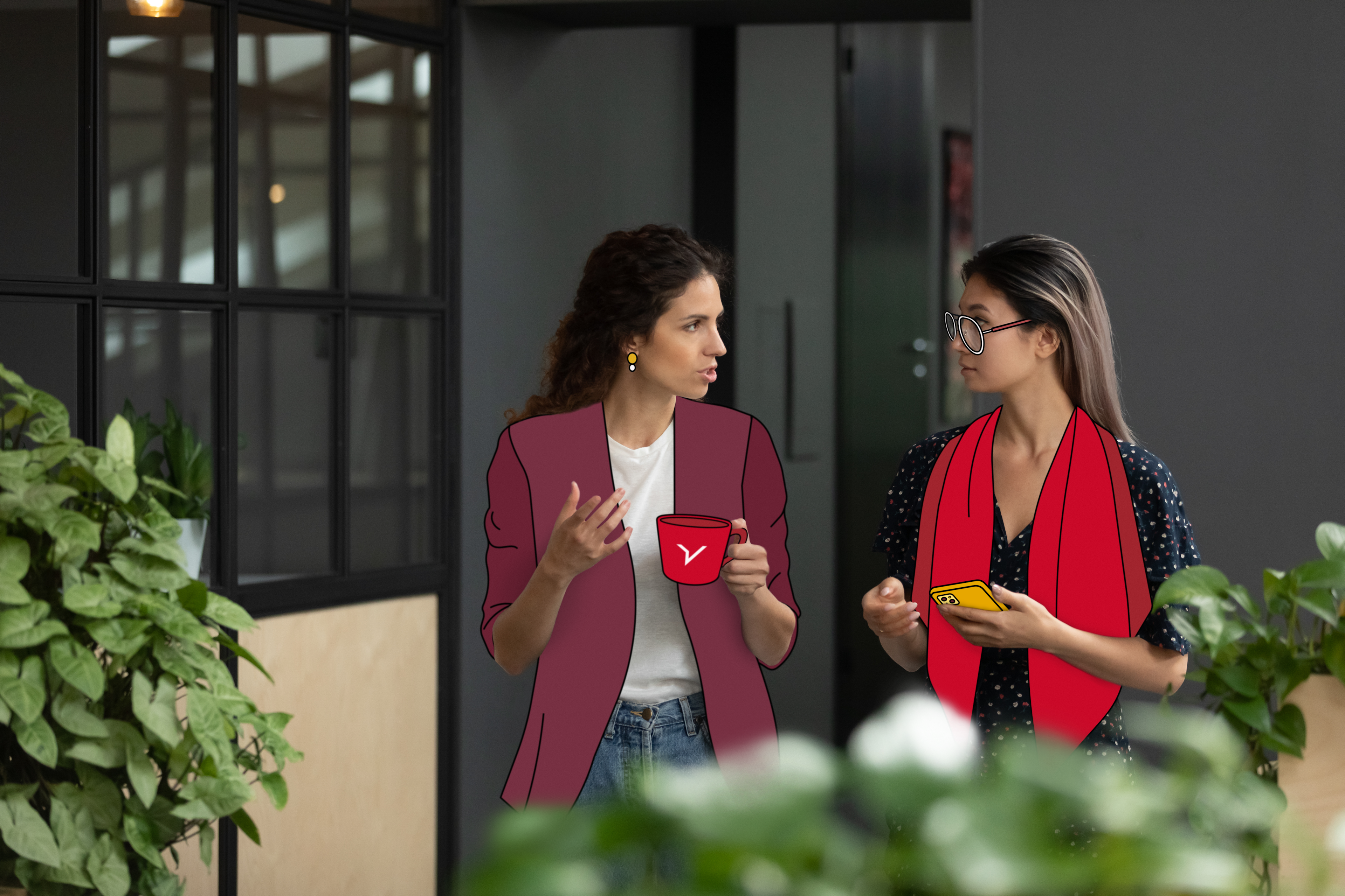 Dos empleadas conversando sobre trabajo con el móvil en la mano y un café con el logo de FREENOW