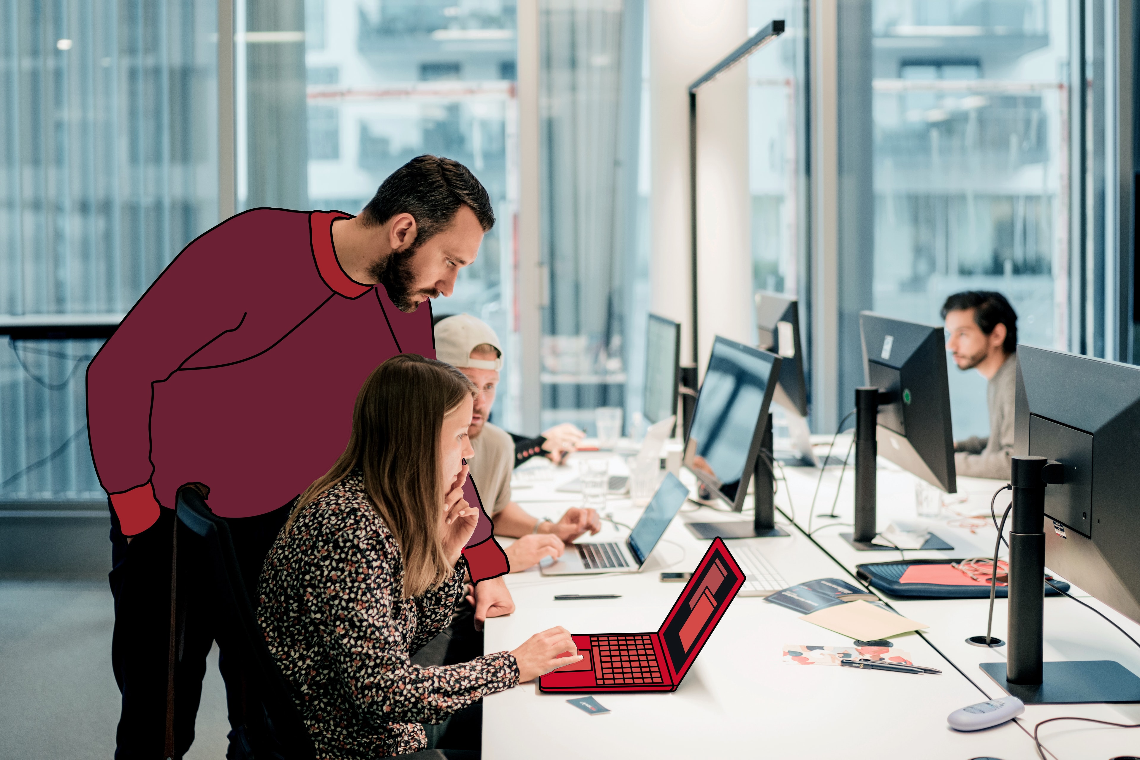 Degli impiegati collaborano in ufficio