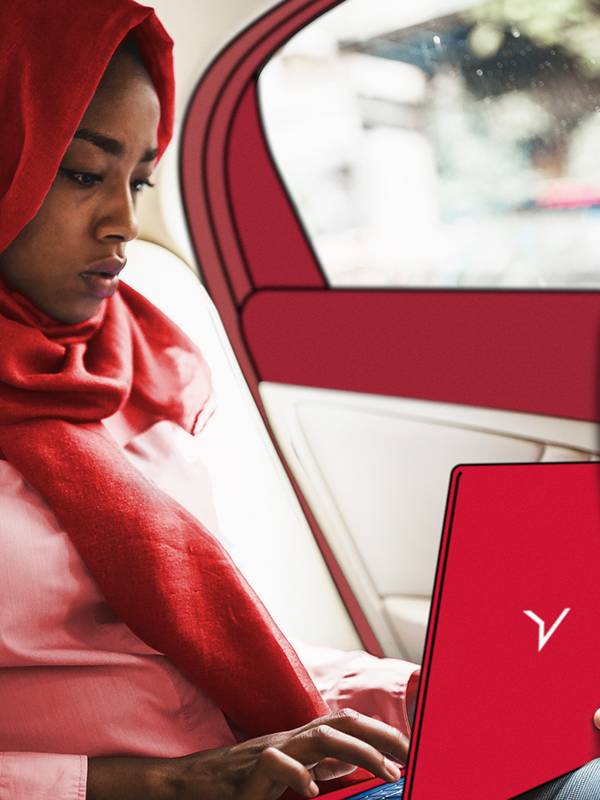 kobieta siedząca w taksówce pracująca na laptopie