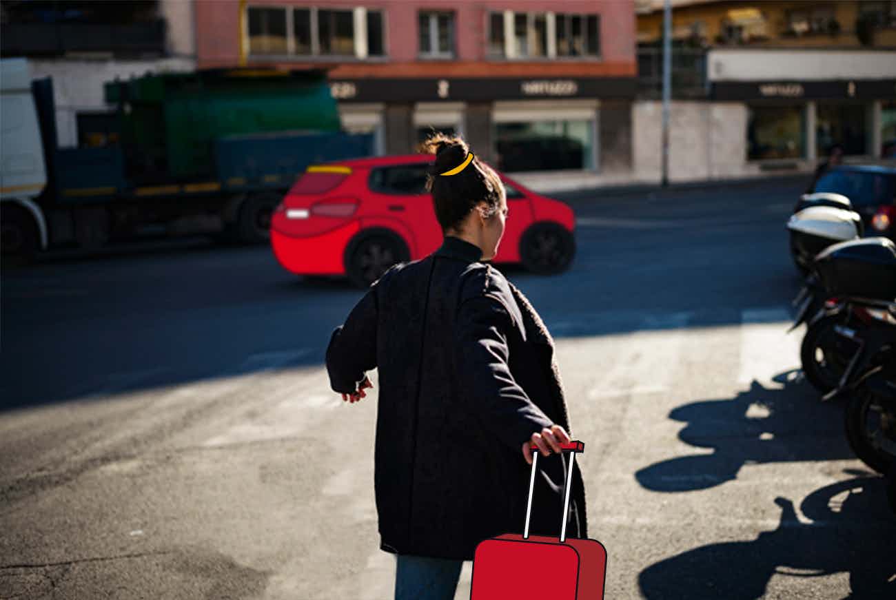 Un empleado con equipaje en la calle corre hacia un taxi rojo de FREENOW
