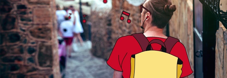 Empleado con moño de vacaciones caminando por calle estrecha escuchando música con notas al aire y mochila amarilla