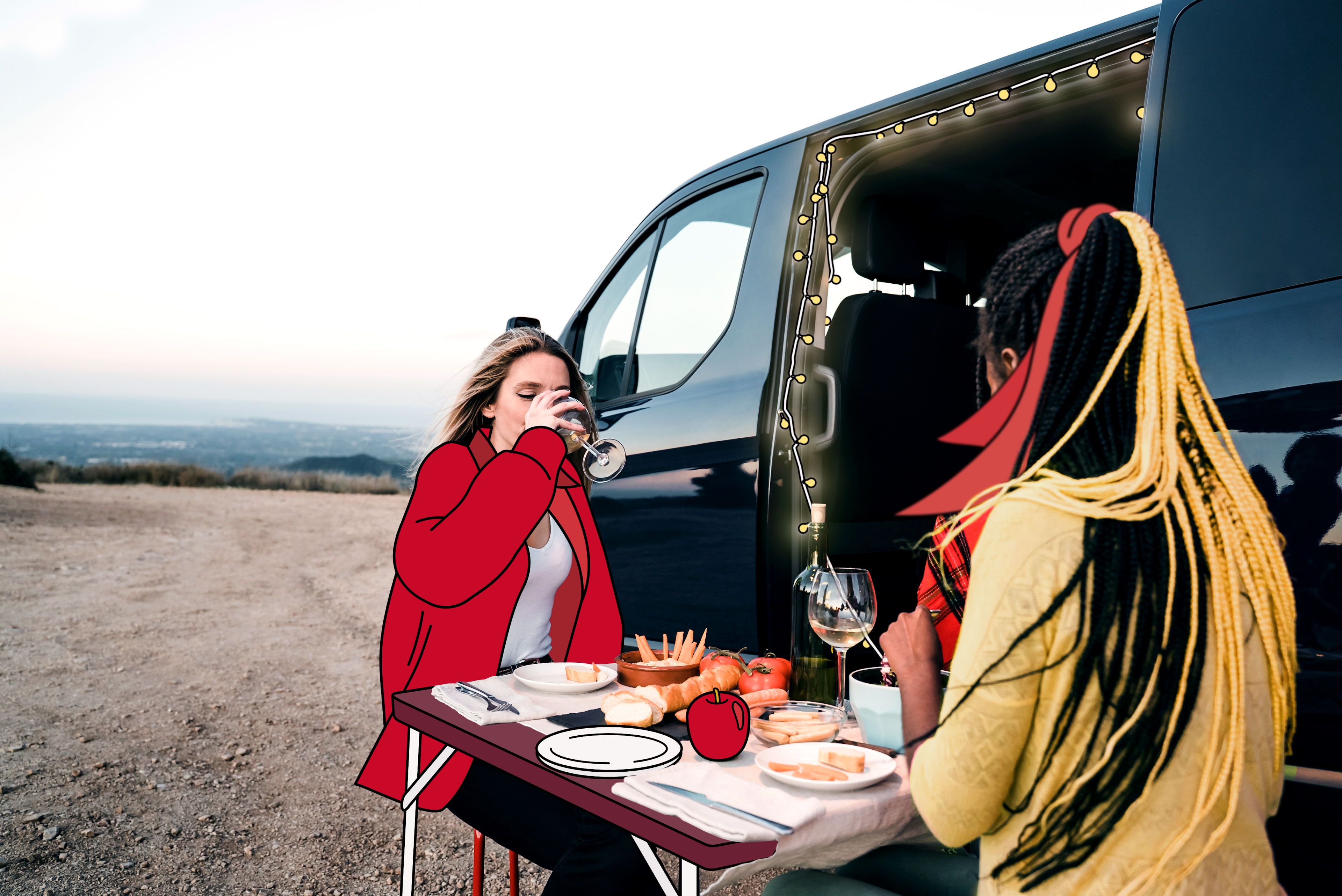 Deux collaborateurs sont assis devant un camping-car qu'ils ont loué avec leur avantage collaborateur Mobility Budget, ils mangent et boivent.