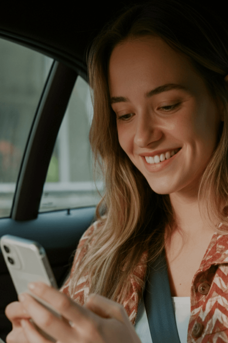 woman smiling in Freenow taxi