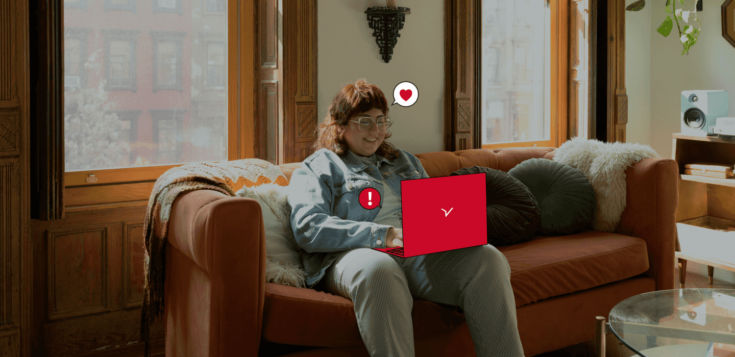 Amministratori delle risorse umane che lavorano al computer con bolle di chat e cuori di dipendenti felici sul computer