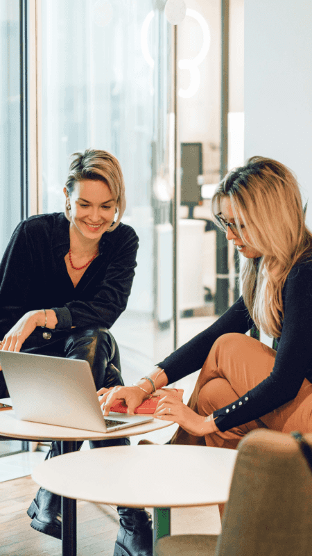 Employee with laptop at FREENOW