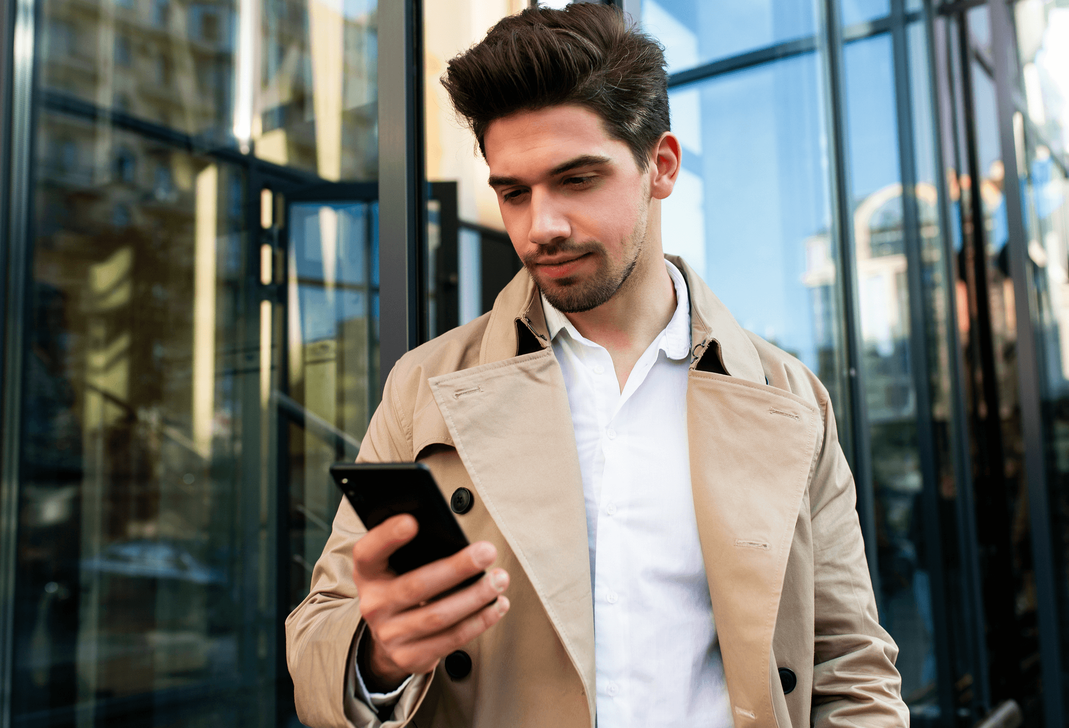 kobieta idąca ulicą z teczką pod ręku, w tle jedzie taksówka po drodze