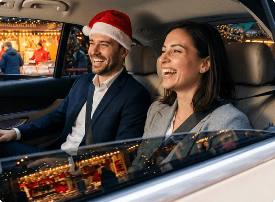 Eine Gruppe Kolleg*innen auf der Straße in Vorfreude auf die Weihnachtsfeier