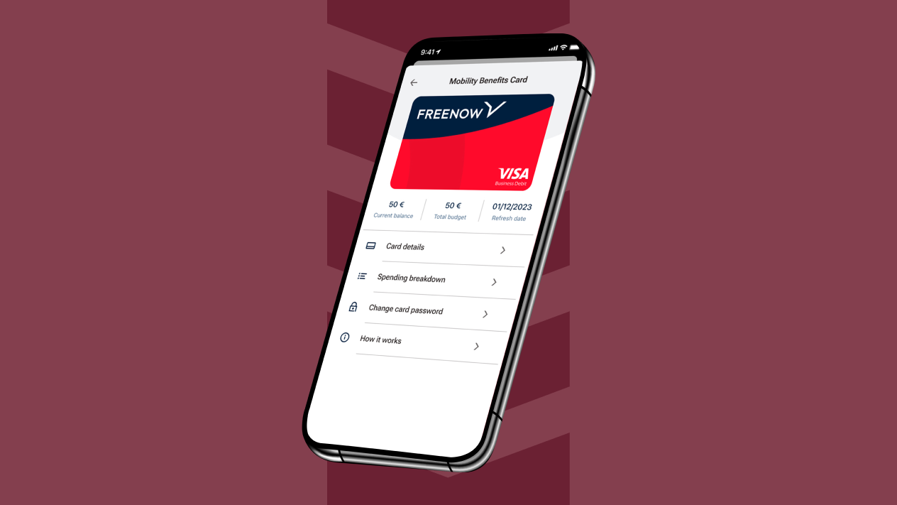 Ein Mobiltelefon mit einem Bildschirm aus der FREENOW-App mit der Mobility Benefits Card, mit der Mitarbeiter im Rahmen ihrer Mitarbeitervergütung Fahrten außerhalb der App bezahlen können.