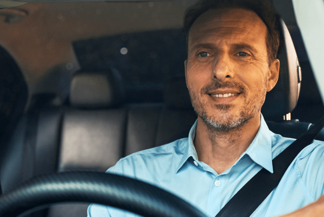 chauffeur de taxi Freenow conduisant sous la pluie en toute sécurité pour aller chercher un employé après un événement d'entreprise
