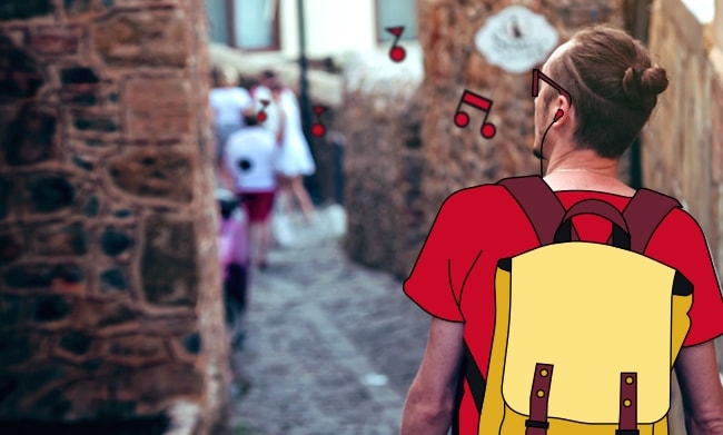 Un dipendente che cammina in una strada stretta indossando occhiali da sole. Ha pagato il viaggio utilizzando il suo Mobility Budget come benefit per i dipendenti.