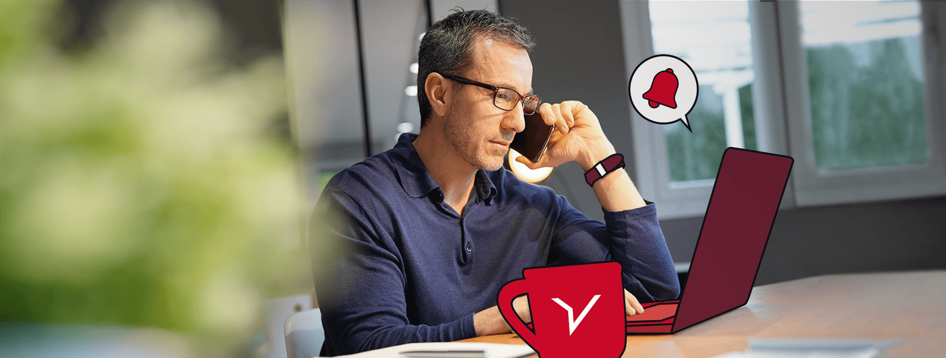 Un impiegato lavora in remoto con una tazza di caffè Freenow