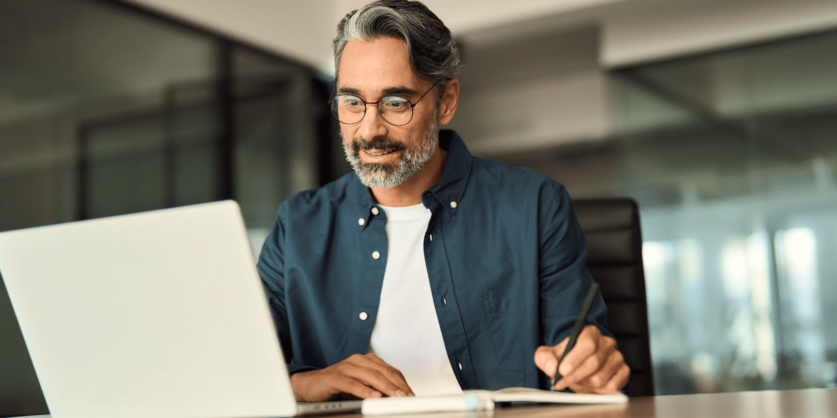 Un impiegato lavora in remoto con una tazza di caffè FREENOW