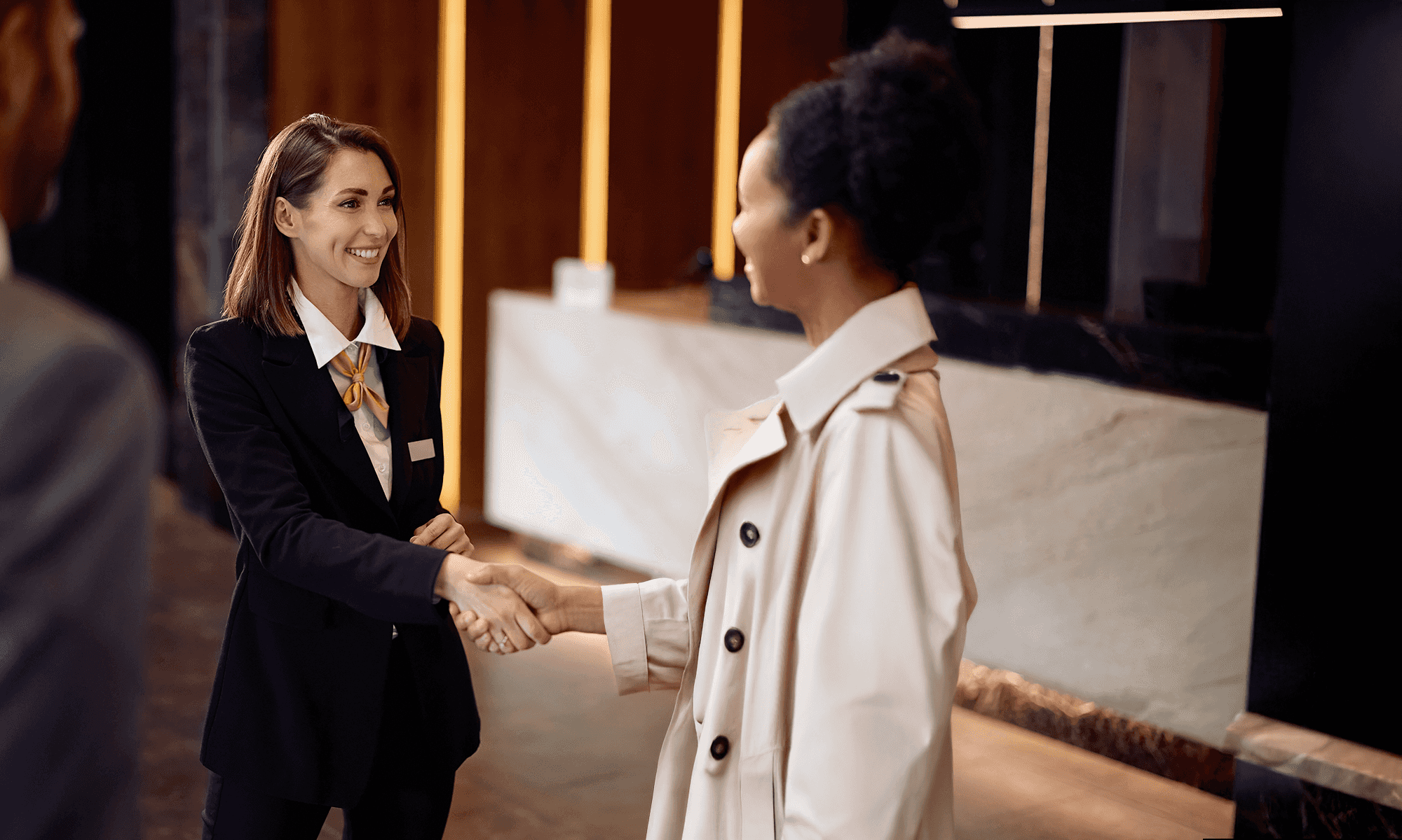 Il direttore dell'hotel ordina facilmente un taxi affidabile e veloce per i propri ospiti tramite il Webbooker Freenow e il maggiordomo taxi alla reception dell'hotel per soddisfare i clienti