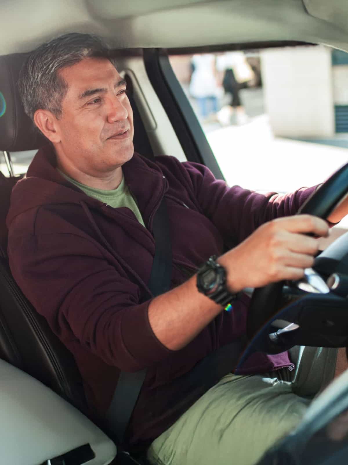 Чоловік за кермом автомобіля