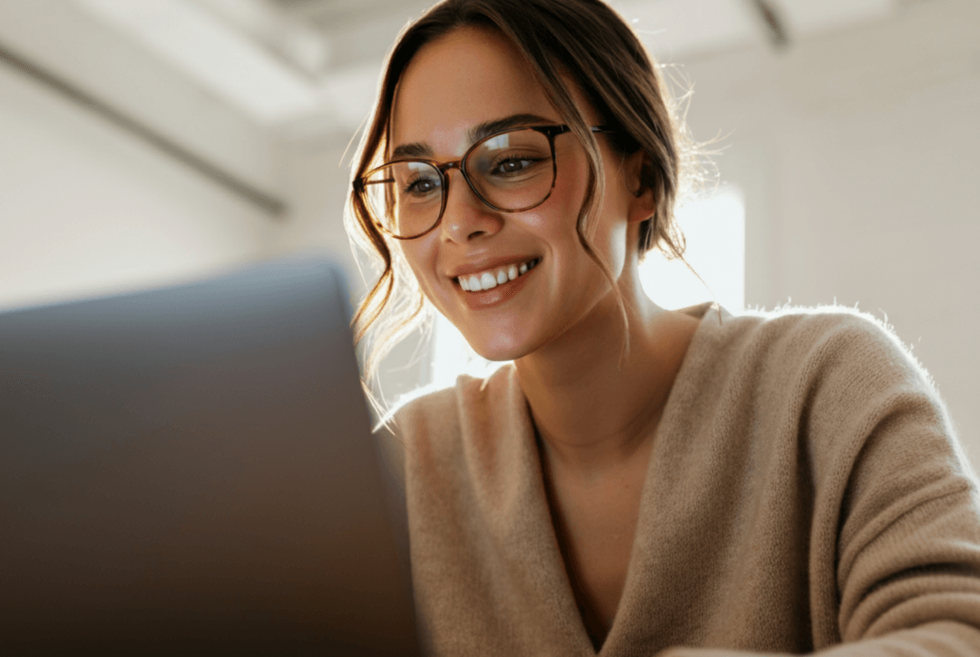 Employé d'entreprise vérifiant les factures