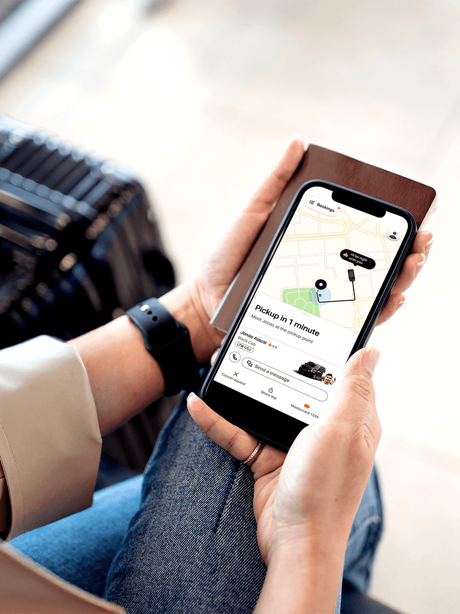 Employé montant dans un taxi Freenow à l'extérieur d'un aéroport