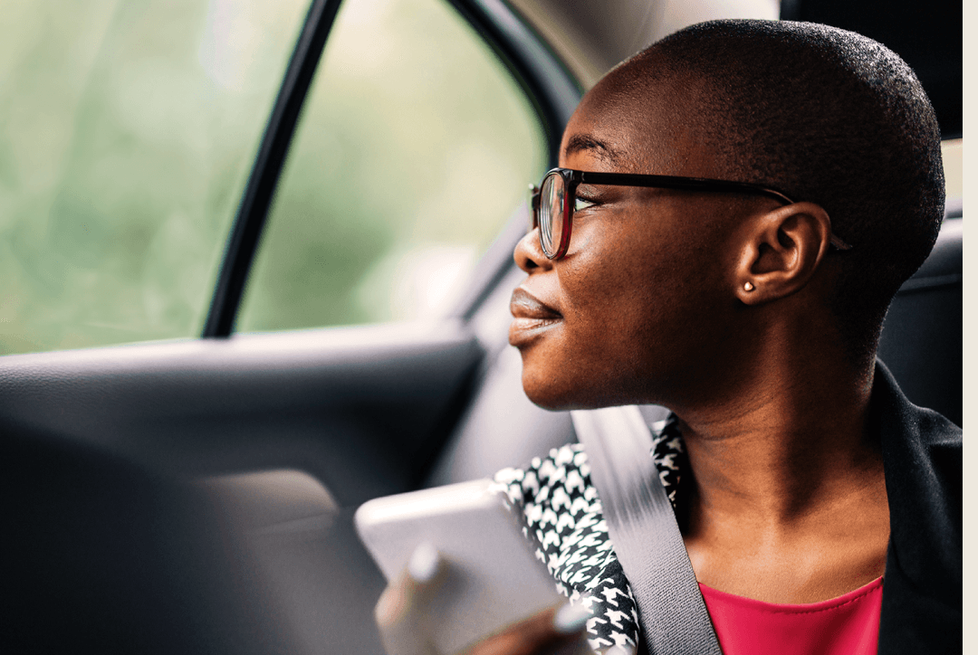 Employé profitant d'un événement d'entreprise et vont bientôt commander un taxi Freenow