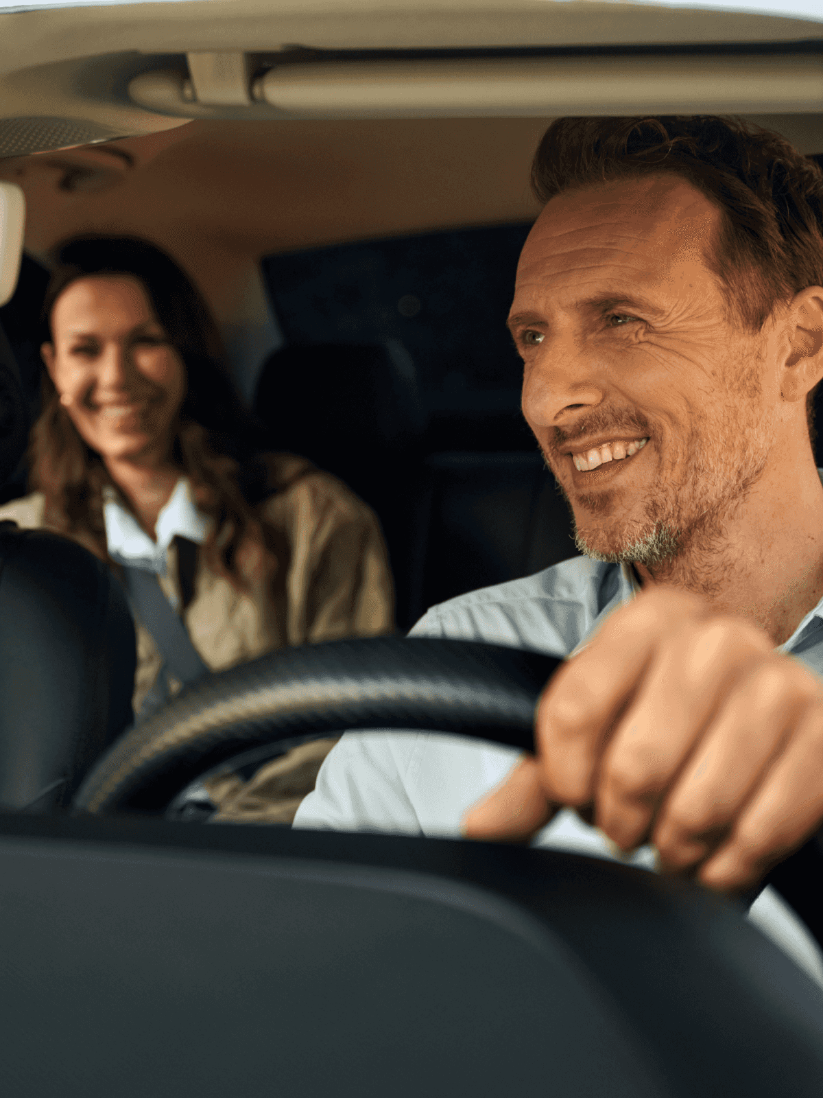 Mann beim Autofahren